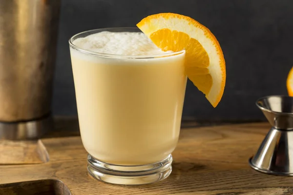 Hausgemachter Boozy Orange Whip Cocktail Mit Sahne — Stockfoto