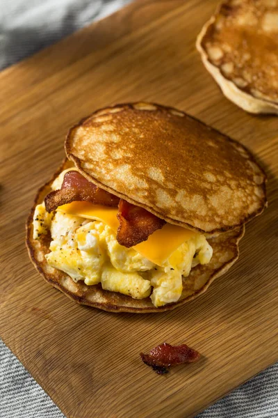 Zelfgemaakte Pannenkoek Ontbijt Egg Sandwich Met Spek — Stockfoto