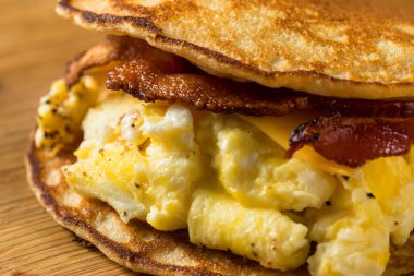 Ev yapımı Pankek Kahvaltı Pastırmalı Yumurtalı Sandviç