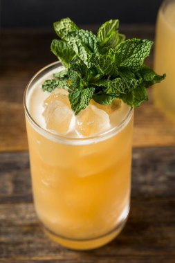 Ayyaş Tiki Sis Kesicisi Rum Şeri ve Orgeat ile Kokteyl