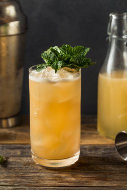 Ayyaş Tiki Sis Kesicisi Rum Şeri ve Orgeat ile Kokteyl