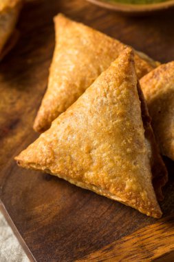 Ev yapımı Hint patatesi ve soslu mercimek.