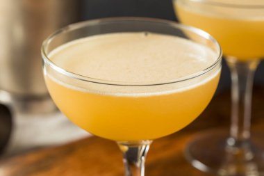 İçkiyi tazeleyen Viski Daisy Lemon 'la Kokteyl