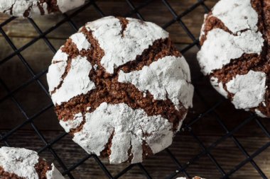 Ev yapımı çikolatalı, pudra şekerli, buruşuk kurabiyeler.