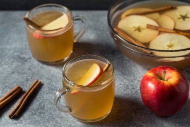 Elma Şarabı Meyve Kokteyli Tarçın ile Tazeleniyor