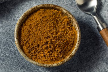 Çiğ Kahverengi Organik Baharat Kasesinde