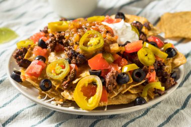 Zeytinli ve biberli ev yapımı peynirli cips.