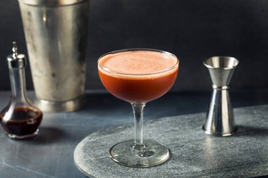Limonlu Kireçle Angostura Sour 'u Bir Coupe' de İçelim