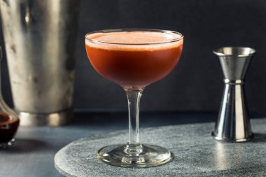 Limonlu Kireçle Angostura Sour 'u Bir Coupe' de İçelim