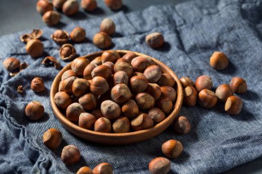 Çiğ organik kabuksuz fındık kabuğu