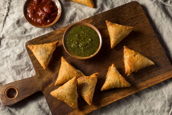 Hausgemachte Indische Kartoffel Und Linsensamosas Mit Dipping Chutney — Stockfoto