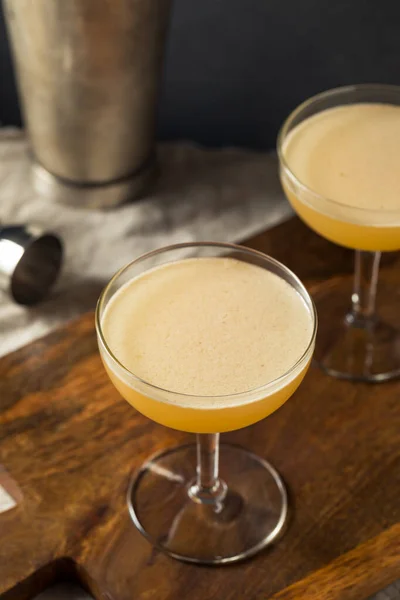 Uppfriskande Boozy Whiskey Daisy Cocktail Med Citron — Stockfoto