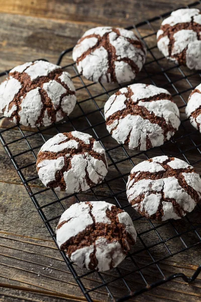 Hemlagad Choklad Crinkle Cookies Med Pulver Socker — Stockfoto