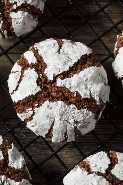 Zelfgemaakte Chocolade Crinkle Cookies Met Poedersuiker — Stockfoto