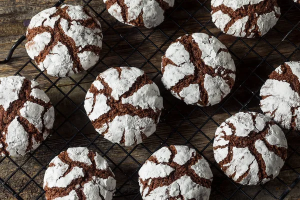 Hausgemachte Schokolade Crinkle Cookies Mit Puderzucker — Stockfoto