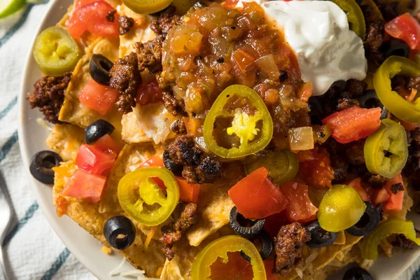 Hausgemachte Cheesy Beef Nachos Mit Oliven Und Jalapenos — Stockfoto