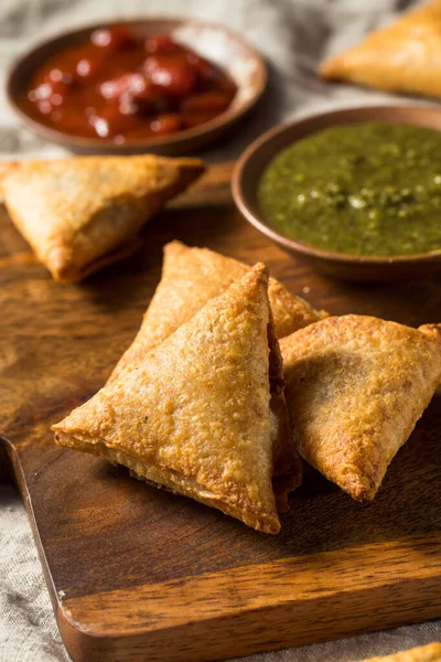 Hemlagad Indisk Potatis Och Linsamosas Med Dopp Chutney — Stockfoto