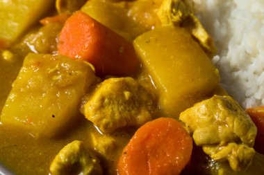 Ev yapımı Japon usulü körili tavuk, pilav ve patates.