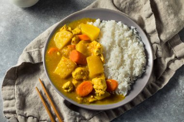 Ev yapımı Japon usulü körili tavuk, pilav ve patates.