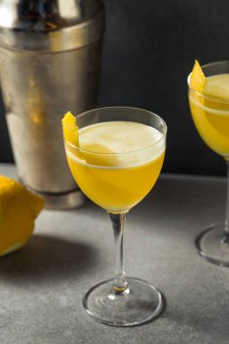 Garnitürlü beyaz Negroni Limonlu Daiquiri.