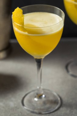 Garnitürlü beyaz Negroni Limonlu Daiquiri.