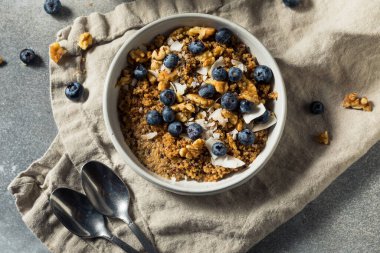 Yabanmersinli ve hindistancevizli ev yapımı sağlıklı kinoalı kahvaltı.