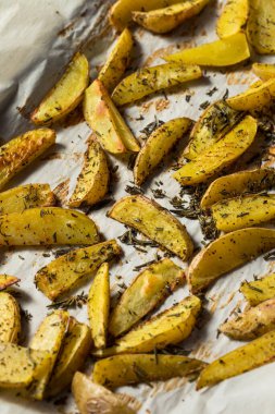 Ev yapımı organik biberiye, tuzlu ve biberli marul.