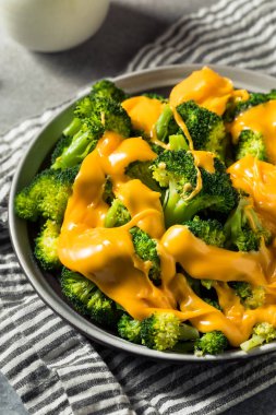 Ev yapımı peynirli brokoli yemeye hazır.