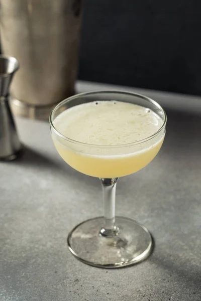 Uppfriskande Kallt Lik Reviver Cocktail Med Gin — Stockfoto