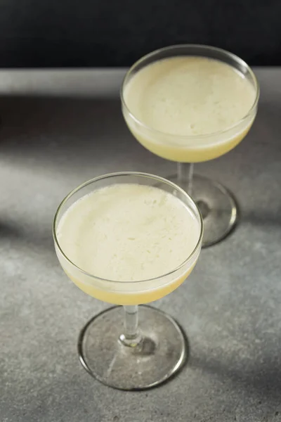 Освежающий Коктейль Cold Corpse Reviver Джином — стоковое фото