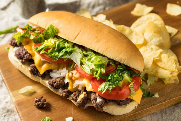 Zelfgemaakte Gehakte Kaas Rundvlees Sandwich Met Tomaat Sla — Stockfoto