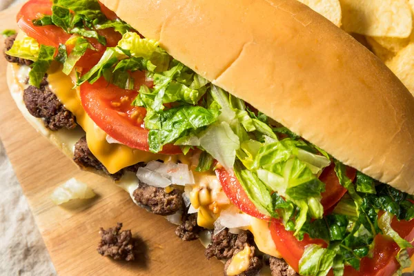 Sándwich Casero Carne Picada Queso Con Tomate Lechuga —  Fotos de Stock