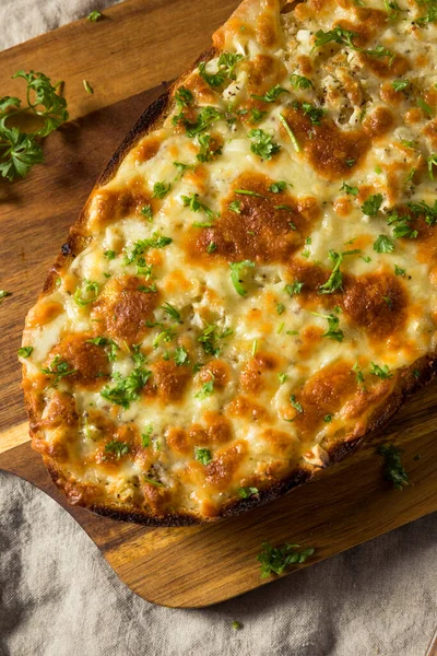 Hausgemachtes Käsebrot Auf Einem Französischen Laib Mit Knoblauch — Stockfoto