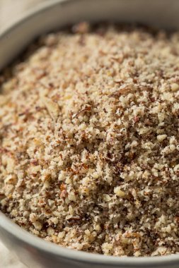 Kase içinde çiğ organik fındık unu.