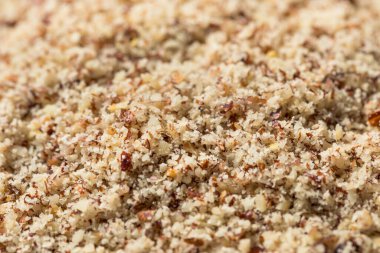 Kase içinde çiğ organik fındık unu.