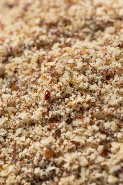 Kase içinde çiğ organik fındık unu.