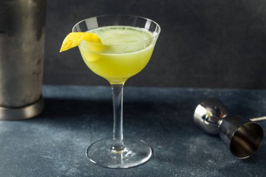 İçkili Absinthe Necromancer Kokteyli Limon ve Cin ile