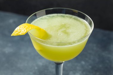 İçkili Absinthe Necromancer Kokteyli Limon ve Cin ile