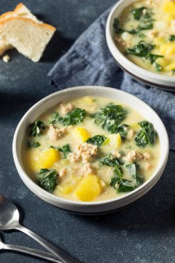 Ev yapımı Patates ve Sosisli Toscana Çorbası Kale ve Ekmek