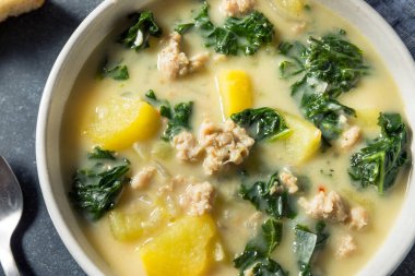 Ev yapımı Patates ve Sosisli Toscana Çorbası Kale ve Ekmek
