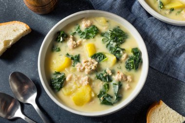 Ev yapımı Patates ve Sosisli Toscana Çorbası Kale ve Ekmek