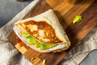 Ev yapımı Moda Yumurtalı Tortilla Sandviçi Jambon ve Avokado ile