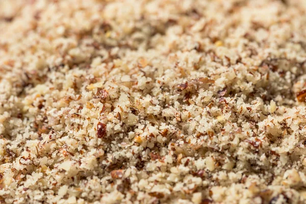 Kase içinde çiğ organik fındık unu.