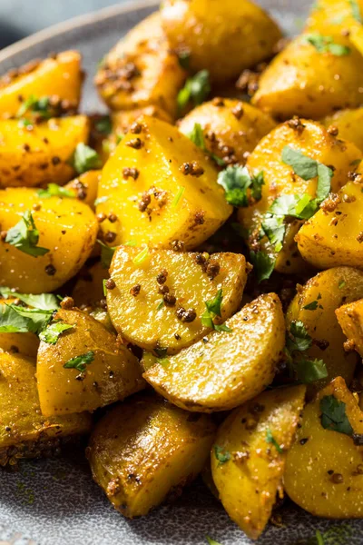 Hausgemachte Geröstete Senfkartoffeln Mit Koriander — Stockfoto