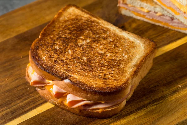 Zelfgemaakte Ham Gegrilde Kaas Sandwich Met Cheddar — Stockfoto