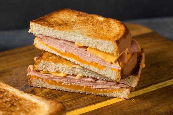 Presunto Caseiro Sanduíche Queijo Grelhado Com Cheddar — Fotografia de Stock