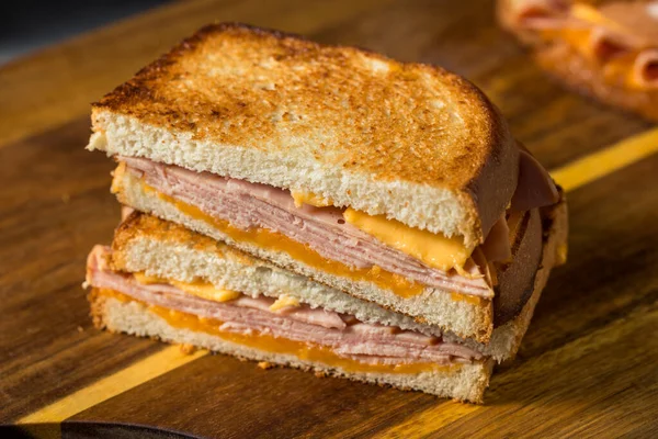 Zelfgemaakte Ham Gegrilde Kaas Sandwich Met Cheddar — Stockfoto