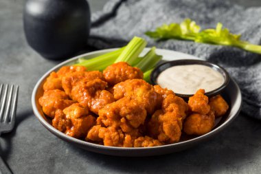 Çiftlik soslu ev yapımı kemiksiz tavuk kanadı.