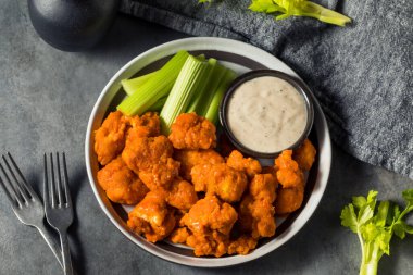 Çiftlik soslu ev yapımı kemiksiz tavuk kanadı.