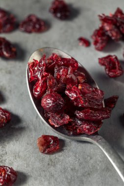 Sağlıklı organik kurutulmuş yaban mersini kasesi